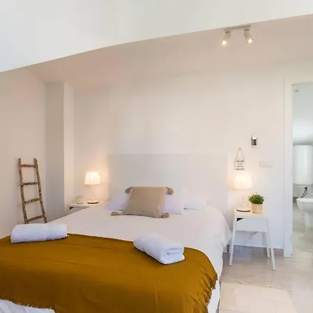 Tgh/ Victoria Center Penthouse Apartment *