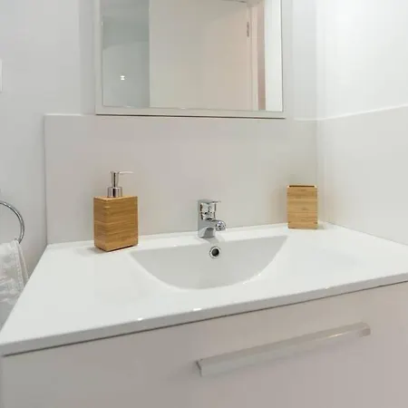 Tgh/ Victoria Center Penthouse Apartment *